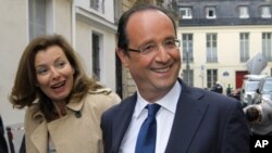 Mgombea kiti cha rais wa chama cha Socialist Francois Hollande akifuatana na mwenzake Valerie Trierweiler (kushoto) mjini Paris 