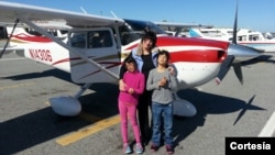 Capitán Graciela Tiscareño-Sato es madre de tres niños y se ha convertido en oradora y escritora de libros para inspirar a los niños en carreras militares en EE.UU. [Foto: Cortesía, Graciela Tiscareño-Sato].