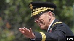 En sus comentarios en la ceremonia de despedida, Petraeus advirtió sobre reducir demasiado el presupuesto de defensa.