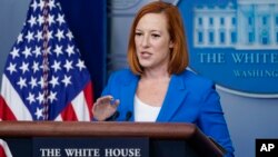 Pòtpawòl Mezon Blanch la, Jen Psaki, nan rankont li fè chak jou ak laprès nan Washington. (Foto AP/Susan Walsh. 26 okt. 2021.