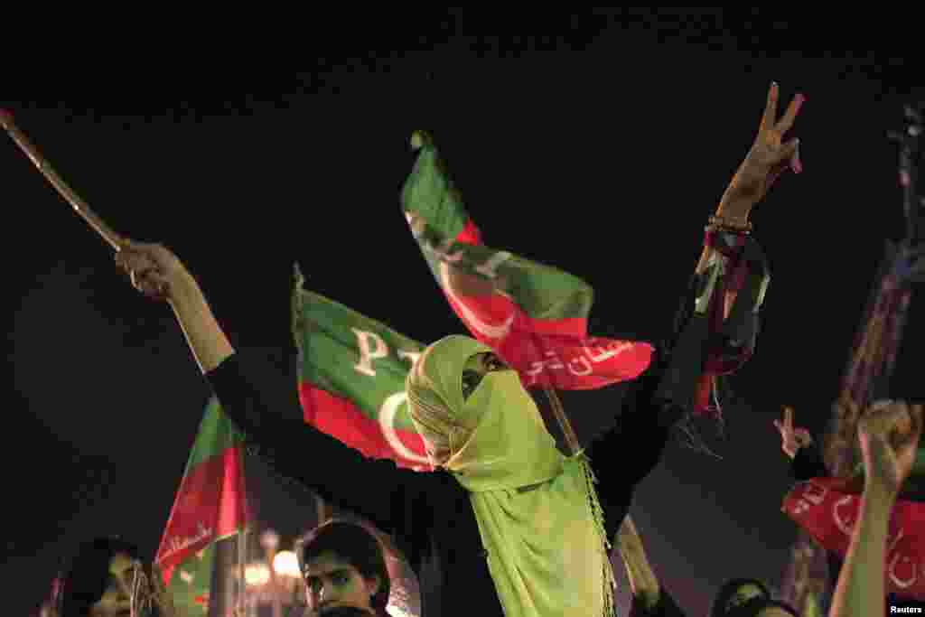 اسلام آباد میں پاکستان تحریکِ انصاف کے دھرنے میں شریک ایک خاتون۔