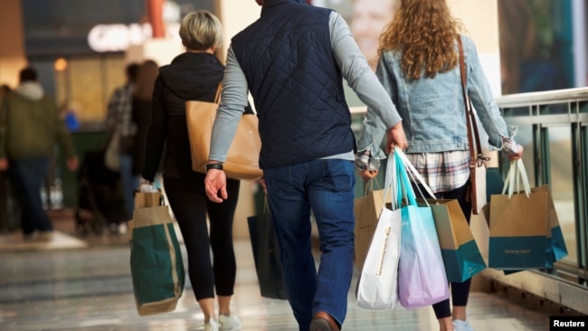 在美国宾夕法尼亚州普鲁士国王购物中心，顾客们提着购物袋（2018年12月8日）。