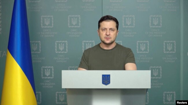 Presiden Volodymyr Zelenskyy menyakinkan rakyat Ukraina untuk terus berjuang melawan invasi Rusia di Kyiv, Minggu (27/2).