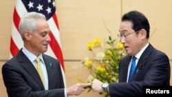美国新任驻日本大使拉姆·伊曼纽尔在东京拜会日本首相岸田文雄。