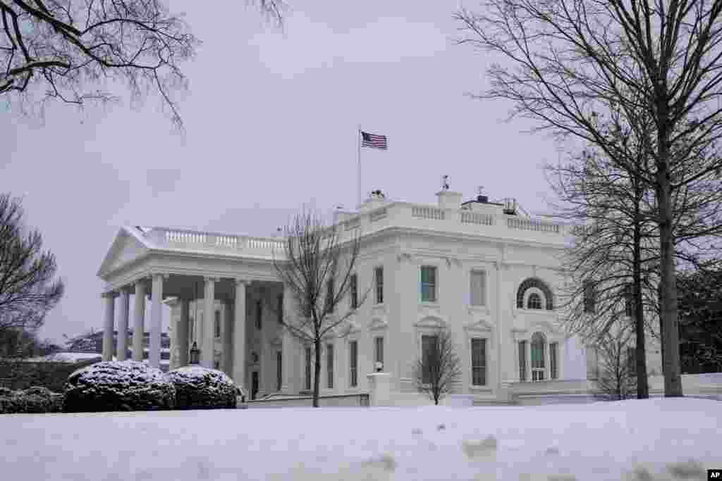 미국 워싱턴 백악관 주변이 눈에 덮였다.