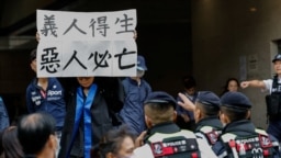 香港西九龙裁判法院对 45 名民主活动人士宣判后，现场场景。