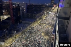 Ljudi učestvuju u protestu protiv Vladine politike, korupcije i nemara koje krive za smrt žrtava u nesreći na novosadskoj železničkoj stanici u novembru, na prilazu Trgu Slavija, u Beogradu, Srbija, 22. decembra 2024. (Foto: Rojters/Branko Filipović)