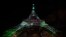 La Torre Eiffel iluminada con luces verdes como parte de los eventos por la Conferencia Mundial de Cambio Climático en diciembre de 2015.