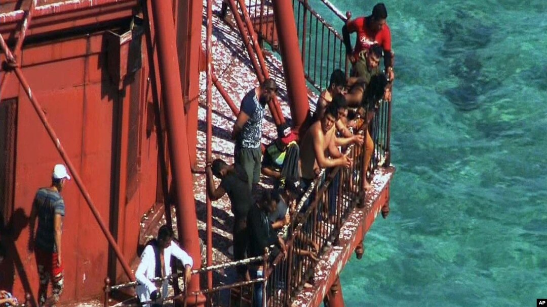 Los 19 inmigrantes podrían tener derecho a quedarse en el país bajo la ley de Ajuste Cubano de 1966.