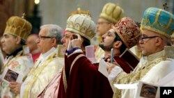 Peringatan 100 tahun pembunuhan massal warga Armenia di Basilika Santo Petrus, Vatikan di mana Paus Fransiskus ikut dalam acara ini hari Minggu (12/4).