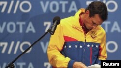 El candidato opositor Henrique Capriles se retira de una conferencia de prensa luego de conceder su derrota. Capriles se retiró temporalmente de su cargo como gobernador, dejando en su lugar a Adriana D’Elia, pero ahora regresa a la gobernación.