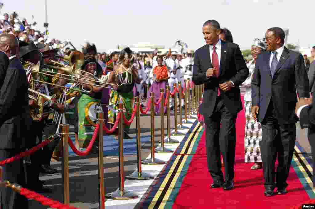 U.S. President Barack Obama dances as a Tanzanian band plays during an official arrival ceremony at Julius Nyerere Airport in Dar es Salaam, Tanzania, July 1, 2013. At right is Tanzanian President Jakaya Kikwete. REUTERS/Jason Reed (TANZANIA - Tags: POLIT