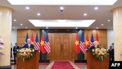 نشست مطبوعاتی جو بایدن رئیس جمهوری ایالات متحده (چپ) و انگوین فو ترونگ، دبیر کل کمیته مرکزی حزب کمونیست ویتنام