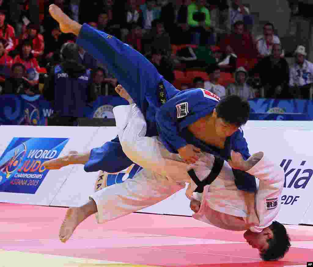 Shohei Ono dari Jepang, bawah, bertanding melawan Riki Nakaya dari Jepang pada babak final 73 kg putra di Kejuaraan Judo Dunia di Astana, Kazakhstan. Shohei Ono memenangkan medali emas.