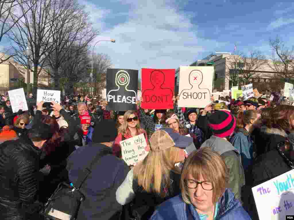 Manifestantes en Washington D.C. en la Marcha por Nuestras Vidas. Foto: VOA, División Latinoamericana.
