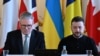 Perdana Menteri Inggris Keir Starmer (kiri) dan Presiden Ukraina Volodymyr Zelenskyy bersiap melaksanakan rapat pleno dalam konferensi yang digelar di Lancaster House di London, pada 2 Maret 2025. (Foto: Justin Tallis/Pool via Reuters)