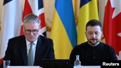 Perdana Menteri Inggris Keir Starmer (kiri) dan Presiden Ukraina Volodymyr Zelenskyy bersiap melaksanakan rapat pleno dalam konferensi yang digelar di Lancaster House di London, pada 2 Maret 2025. (Foto: Justin Tallis/Pool via Reuters)