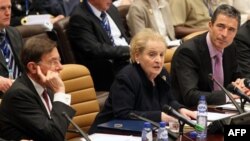 Праворуч: Андерс Фог Расмуссен та Мадлен Олбрайт та під час засідання у штаб-квартирі НАТО у Брюсселі