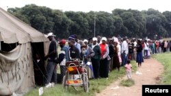 Warga Zimbabwe antri untuk memberikan suara dalam referendum mengenai konstitusi baru (foto: dok). Rakyat Zimbabwe menyetujui konstitusi baru yang membatasi masa jabatan Presiden.