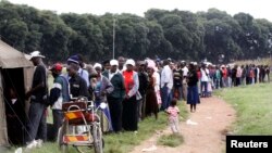 FILE: Abantu abavota ngomnyaka ka2013 eHarare. 