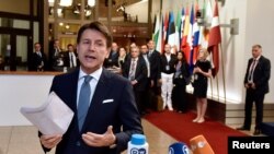 Le Premier ministre italien, Giuseppe Conte, quitte le sommet des dirigeants de l'Union européenne à Bruxelles, en Belgique, le 29 juin 2018.