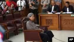Pemimpin kelompok radikal Islam, Aman Abdurrahman, tengah, duduk di kursi terdakwa saat pengadilan terhadap dirinya di Pengadilan Negeri Jakarta Selatan di Jakarta, Indonesia, Jumat, 18 Mei 2018 (foto: AP Photo/Tatan Syuflana)