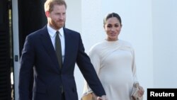 Pangeran Harry dan Meghan, yang bergelar Duchess of Sussex, menghadiri jamuan yang digelar oleh Duta Besar Inggris untuk Maroko di Kedutaan Besar Inggris di Rabat, Maroko, 24 Februari 2019.
