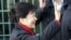 2012年12月19日韩国当选总统朴槿惠胜选后在首尔向支持者挥手致意