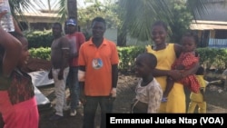 Une famille de déplacés du village Ediki désormais à Mbanga, Cameroun, le 22 avril 2018. (VOA/Emmanuel Jules Ntap)