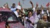 Mantan Bintang Kriket Pakistan Lanjutkan Protes atas Serangan Misil AS