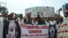 Aktivis masyarakat sipil Pakistan melakukan aksi unjuk rasa untuk melindungi gadis-gadis Hindu dalam sebuah protes di Hyderabad, Pakistan, Kamis, 4 Juli 2019. (Foto: AP)