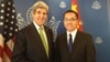 资料照：原任腾讯财经频道编导的张贾龙（右）会见前美国国务卿约翰·克里。（维权网图片）