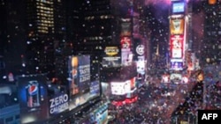 Miliona njerëz në mbarë botën vazhdojnë të festojnë Vitin e Ri 2011