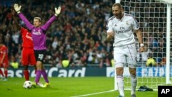 Con un solo gol del francés Karim Benzemá, en el minuto 21 de la primera parte, los blancos lograron el puntaje perfecto con 12 unidades, y se clasificaron a octavos de final, de la Liga de Campeones de Europa.