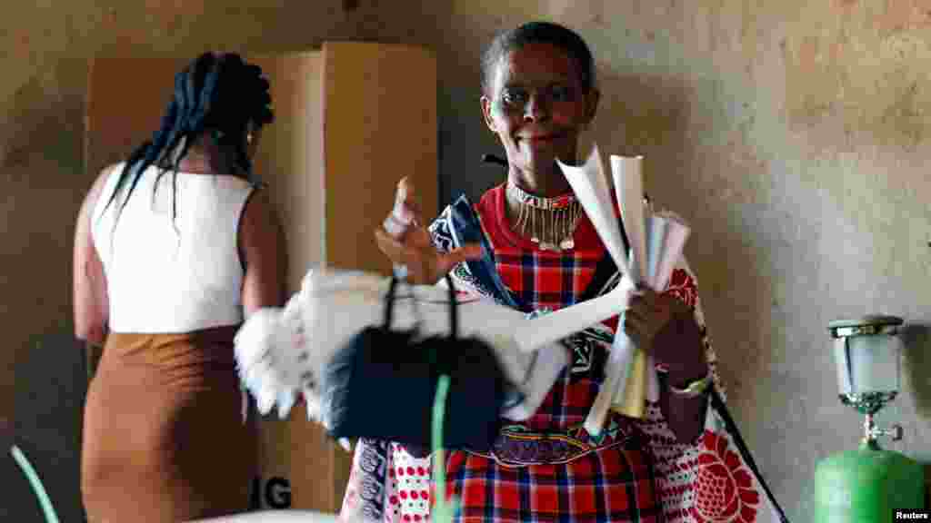 Une femme vote lors de la présidentielle dans un bureau de vote de l&#39;école primaire d&#39;Olepolos à Kisamis, au Kenya, le 8 août 2017.