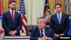 唐纳德·特朗普总统在白宫椭圆形办公室发表讲话，副总统JD·万斯和国务卿马可·卢比奥站在他身后。(2026年4月23日)