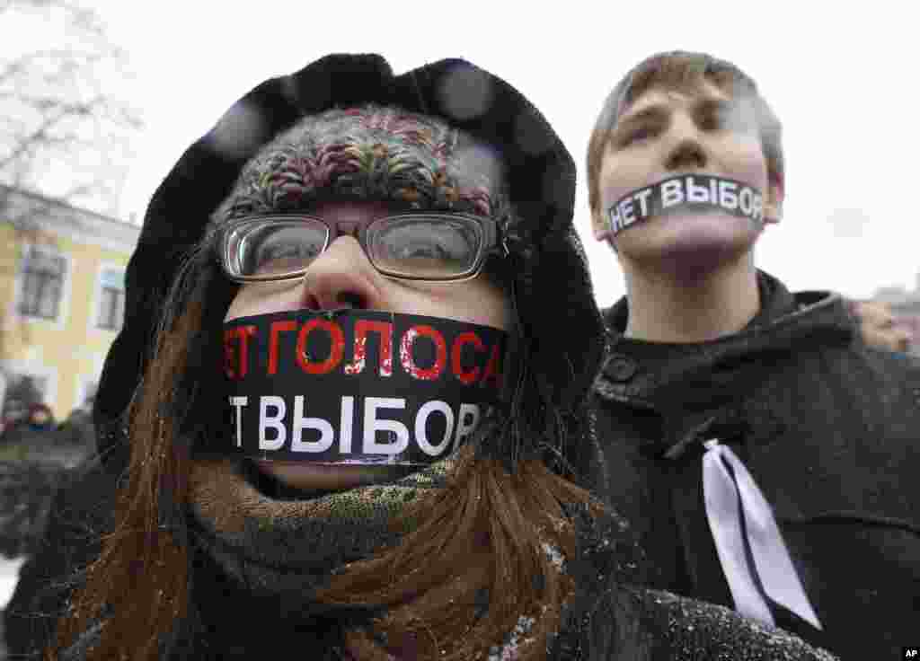 Protesters with mouths covered take part in a demonstration against recent parliamentary election results in St. Petersburg, December 24, 2011. The slogan reads: "No voice (vote), no choice (election)". (Reuters)
