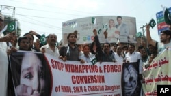 Aktivis masyarakat sipil Pakistan melakukan aksi unjuk rasa untuk melindungi gadis-gadis Hindu dalam sebuah protes di Hyderabad, Pakistan, Kamis, 4 Juli 2019. (Foto: AP)