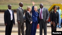 Američka državna sekretarka Hilari Klinton na aerodromu Entebe, na početku svoje posete Ugandi