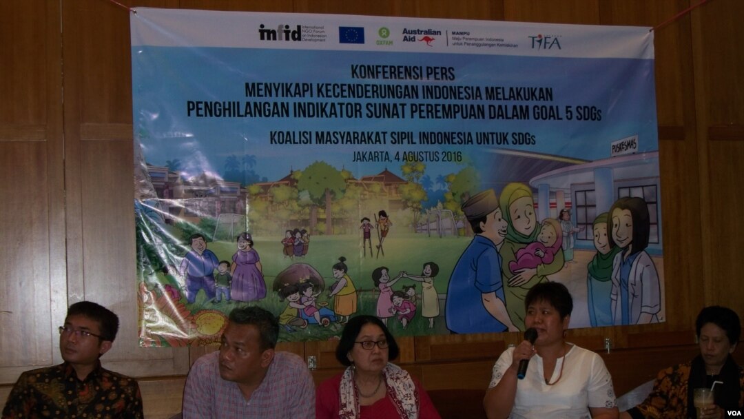 Direktur Eksekutif Hamong Santono (paling kiri), Zumrotin K. Soesilo (Yayasan Kesehatan Perempuan) tengah. Misiyah (Kapal Perempuan) dan Sekretaris Jenderal Koalisi Perempuan Indonesia Dian Kartikasari menjelaskan tentang bahaya sunat perempuan di jakart