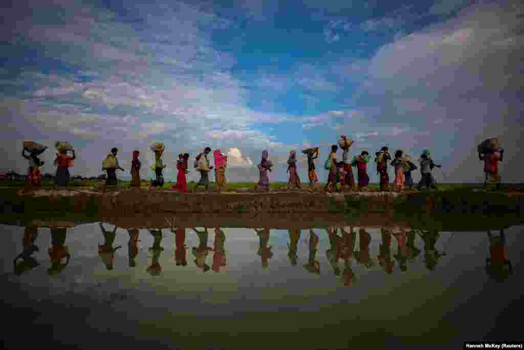 Refugiados Rohingya em fuga do Myanmar para Palang Khali, Bangladesh Nov. 2, 2017