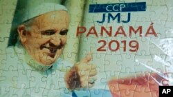 Un rompecabezas con la imagen del papa Francisco es desplegado en uno de los talleres donde trabajan los reclusos en el centro de detención Las Garzas de Pacora, que será visitado por el sumo pontífice.