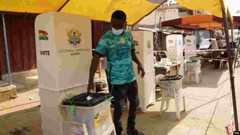 A man casts his ballot on election day in Accra, Ghana, Dec. 7, 2020. (Photo: Peter Clottey, Issah Ali / VOA)