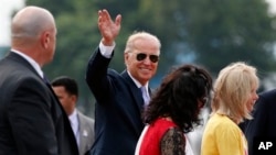 Phó Tổng thống Mỹ Joe Biden và phu nhân tại sân bay ở New Delhi, Ấn Độ, ngày 22/7/2013.