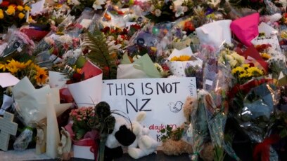 Người dân đến đặt hoa tỏ lòng thương tiếc tại một địa điểm tưởng niệm gần nhà thờ Hồi giáo Masjid Al Noor ở Christchurch, New Zealand, ngày 16 tháng 3, 2019.