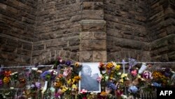 Kumbukumbu ya Wall of Remembrance katika Kanisa la St. Georges Cathedral, ukimuenzi Askofu Mkuu hayati Desmond Tutu, Cape Town, Disemba 27, 2021.(Photo by RODGER BOSCH / AFP).