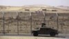 Carr blindado israelita na fronteira com o Sinai por onde imigrantes africanos tentam entrar