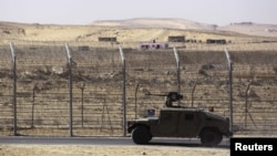 Un véhicule militaire israélien le long de la frontière égyptienne, dans le Sinaï, janvier 2014. (REUTERS/Amir Cohen/Files)