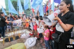 FILE - Tep Vanny, a Boeung Kak lake representative protesting during the 15th Black Monday campaign in Phnom Penh, was arretsed while campaigning, Aug. 15, 2016. ( Leng Len/VOA Khmer)