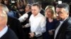Pastor Andrew Brunson (tengah), didampingi istrinya, Norine Brunson tiba di bandara Adnan Menderes setelah pembebasannya oleh pengadilan di Izmir, Turki, Jumat (12/10). 
